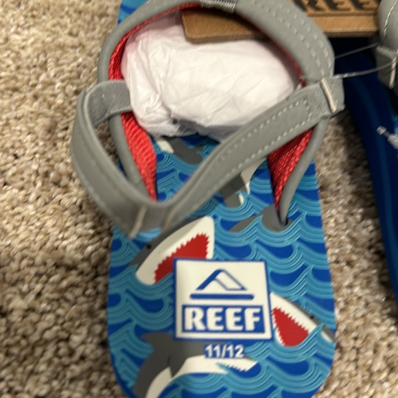 Reef boys 11/12 shark flip flops - Picture 3 of 5